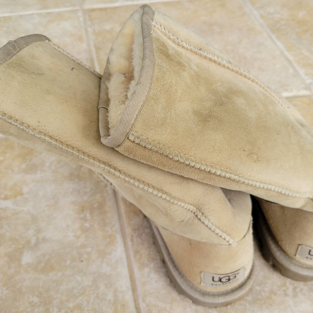 Woman's UGG Shoes - Picture 2 of 3